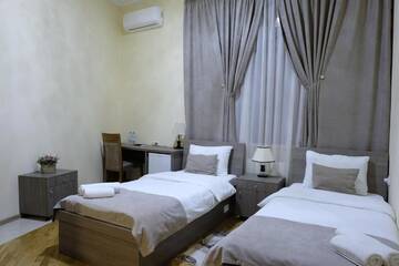 Фото номера Двухместный номер с 2 отдельными кроватями Отель Hotel S&amp;L г. Тбилиси 7