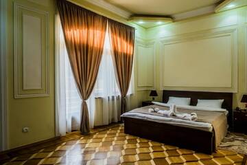 Фото номера Двухместный номер Делюкс с 1 кроватью и балконом Отель Hotel S&amp;L г. Тбилиси 3