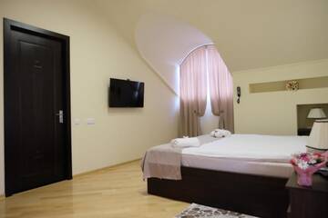 Фото номера Двухместный номер с 1 кроватью и террасой Отель Hotel S&amp;L г. Тбилиси 3