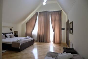 Фото номера Семейный номер с балконом Отель Hotel S&amp;L г. Тбилиси 2