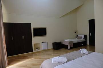 Фото номера Семейный номер с балконом Отель Hotel S&amp;L г. Тбилиси 3