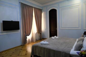 Фото номера Люкс с балконом Отель Hotel S&amp;L г. Тбилиси 3