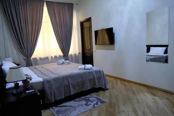 Фото номера Двухместный номер с видом на зимний сад Отель Hotel S&amp;L г. Тбилиси 3