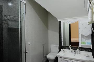 Фото номера Семейный номер с балконом Отель Hotel S&amp;L г. Тбилиси 5