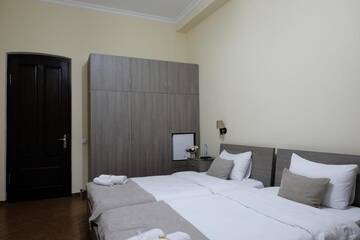Фото номера Трехместный номер Отель Hotel S&amp;L г. Тбилиси 3