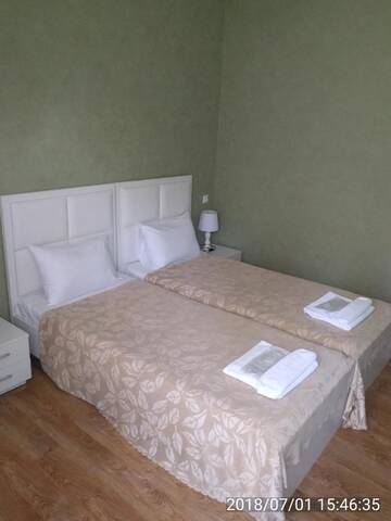 Фото номера Двухместный номер с 2 отдельными кроватями и балконом Отель Hotel Stal+ г. Тбилиси 10