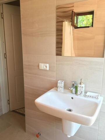 Фото номера Двухместный номер Делюкс с 1 кроватью Гостевой дом Eco Holiday House г. Тбилиси 11