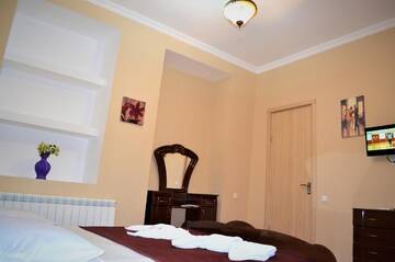 Фото номера Двухместный номер Делюкс с 1 кроватью и душем Отель Hotel Villa on Bachana 10 г. Тбилиси 5