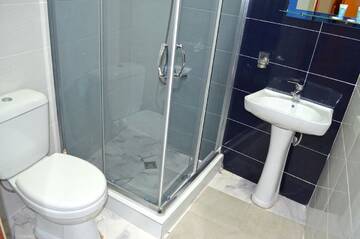 Фото номера Двухместный номер Делюкс с 1 кроватью и душем Отель Hotel Villa on Bachana 10 г. Тбилиси 6