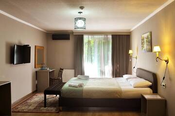Фото номера Люкс с 2 спальнями Отель Art Hotel Claude Monet г. Тбилиси 11