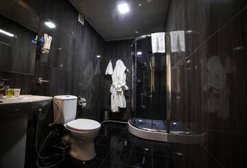 Фото номера Улучшенный одноместный номер Отель L Plaza Hotel г. Тбилиси 9