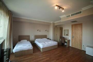 Фото номера Семейный номер с балконом Отель L Plaza Hotel г. Тбилиси 8