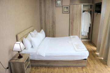 Фото номера Улучшенный одноместный номер Отель L Plaza Hotel г. Тбилиси 15