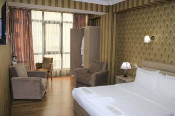 Фото номера Улучшенный одноместный номер Отель L Plaza Hotel г. Тбилиси 2