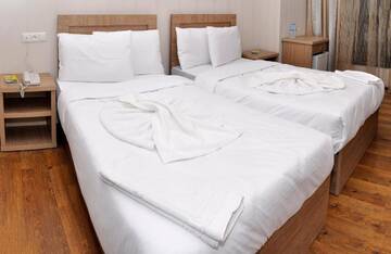 Фото номера Стандартный двухместный номер с 2 отдельными кроватями Отель L Plaza Hotel г. Тбилиси 3