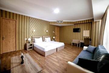 Фото номера Семейный номер с балконом Отель L Plaza Hotel г. Тбилиси 5