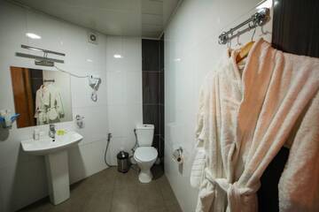 Фото номера Стандартный трехместный номер Отель L Plaza Hotel г. Тбилиси 2