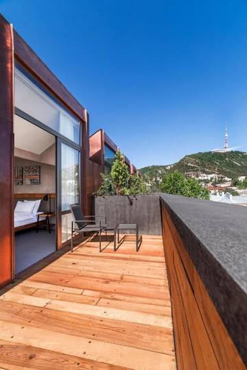 Фото номера Номер «Люкс» с террасой Отель IOTA Hotel Tbilisi г. Тбилиси 3