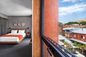 Фото номера Номер IOTA с кроватью размера «king-size» Отель IOTA Hotel Tbilisi г. Тбилиси 3