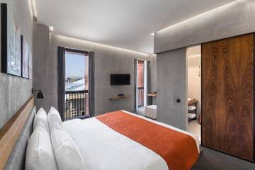 Фото номера Номер IOTA с кроватью размера «king-size» Отель IOTA Hotel Tbilisi г. Тбилиси 4