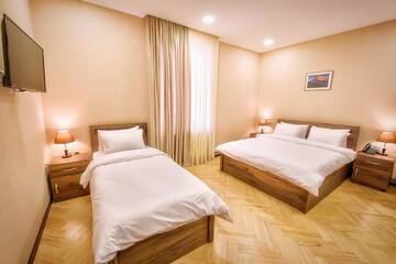 Фото номера Стандартный трехместный номер Отель Green Corner Hotel г. Тбилиси 12