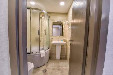 Фото номера Стандартный трехместный номер Отель Green Corner Hotel г. Тбилиси 13