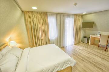 Фото номера Двухместный номер с 1 кроватью и балконом Отель Green Corner Hotel г. Тбилиси 12