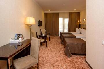 Фото номера Трехместный номер с балконом Отель Apart Hotel MX г. Тбилиси 2