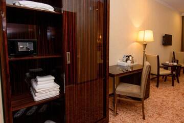 Фото номера Стандартный номер с 2 односпальными кроватями и диваном Отель Apart Hotel MX г. Тбилиси 5