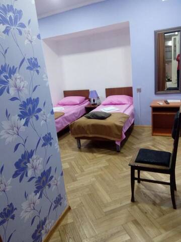 Фото номера Двухместный номер с 2 отдельными кроватями и общей ванной комнатой Гостевой дом Tbilisi Downtown Guest House г. Тбилиси 4