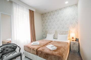 Фото номера Стандартный трехместный номер Отель Hotel Aivani Old Tbilisi г. Тбилиси 3