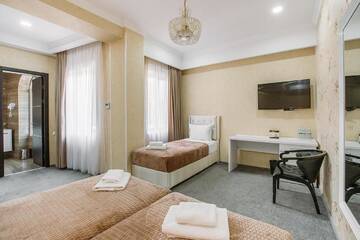 Фото номера Стандартный трехместный номер Отель Hotel Aivani Old Tbilisi г. Тбилиси 6