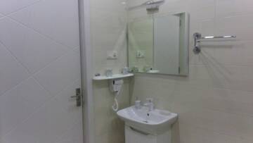 Фото номера Четырехместный номер с собственной ванной комнатой Отель Hotel Lilo near Airport г. Тбилиси 2