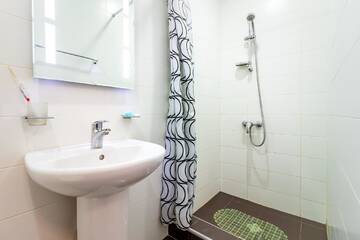 Фото номера Номер с кроватью размера «king-size» и балконом Отель V Park Hotel г. Тбилиси 5