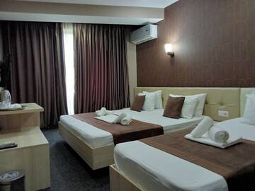 Фото номера Трехместный номер с балконом Отель Hotel Voyager г. Тбилиси 2