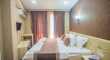 Фото номера Номер с кроватью размера «king-size» и балконом Отель Hotel Voyager г. Тбилиси 12