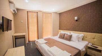Фото номера Номер с кроватью размера «king-size» и балконом Отель Hotel Voyager г. Тбилиси 3