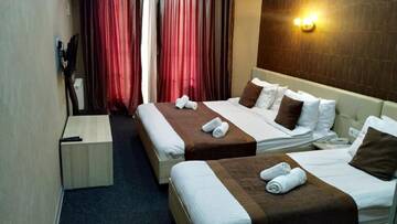 Фото номера Трехместный номер с балконом Отель Hotel Voyager г. Тбилиси 5