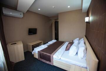 Фото номера Стандартный номер с кроватью размера &quot;king-size&quot; Отель Hotel Voyager г. Тбилиси 2