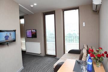 Фото номера Номер делюкс с балконом Отель Hotel Voyager г. Тбилиси 8