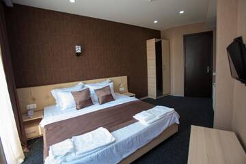 Фото номера Стандартный номер с кроватью размера &quot;king-size&quot; Отель Hotel Voyager г. Тбилиси 5