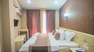 Фото номера Номер с кроватью размера «king-size» и балконом Отель Hotel Voyager г. Тбилиси 5
