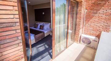Фото номера Номер с кроватью размера «king-size» и балконом Отель Hotel Voyager г. Тбилиси 7