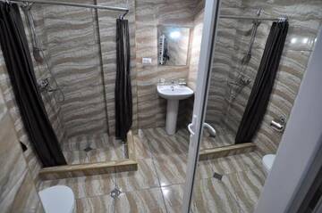 Фото номера Двухместный номер с 2 отдельными кроватями Отель Renaissance Hotel Tbilisi г. Тбилиси 9