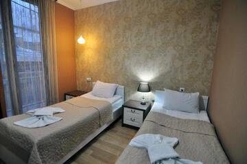 Фото номера Двухместный номер с 2 отдельными кроватями и балконом Отель Renaissance Hotel Tbilisi г. Тбилиси 3