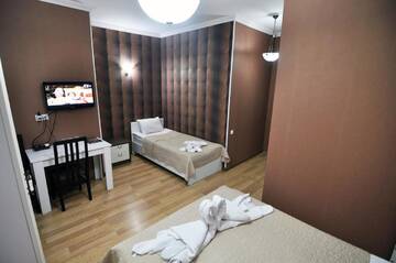 Фото номера Стандартный семейный номер Отель Renaissance Hotel Tbilisi г. Тбилиси 6