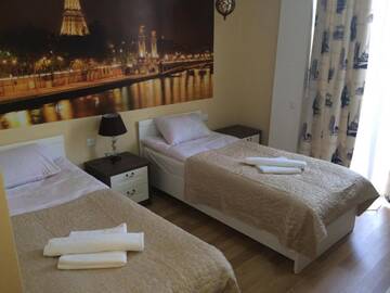 Фото номера Двухместный номер с 2 отдельными кроватями и балконом Отель Renaissance Hotel Tbilisi г. Тбилиси 7