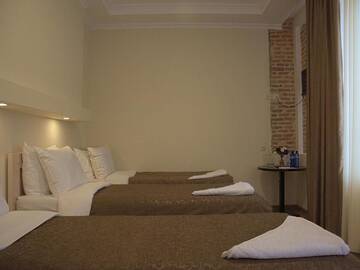Фото номера Стандартный трехместный номер Отель Tiflis Hotel г. Тбилиси 3