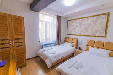 Фото номера Двухместный номер с 1 кроватью или 2 отдельными кроватями Отель Hotel Garden House г. Тбилиси 3