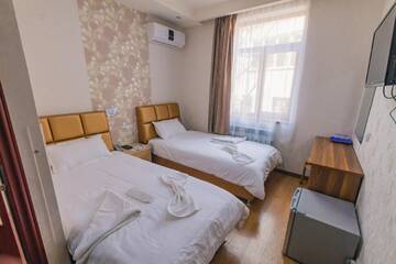 Фото номера Двухместный номер с 1 кроватью или 2 отдельными кроватями Отель Hotel Garden House г. Тбилиси 4